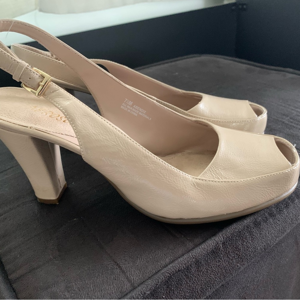 Brand new Aerosoles cream sandals office wear size 7 1/2